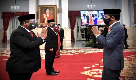 Presiden Joko Widodo (kanan) memberikan ucapan selamat kepada Menteri Agama Yaqut Cholil Qoumas saat upacara pelantikan menteri Kabinet Indonesia Maju di Istana Negara, Jakarta.