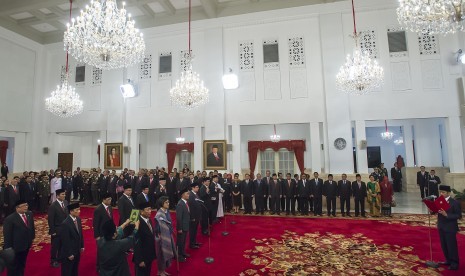 Presiden Joko Widodo (kanan) memimpin pengucapan sumpah dan janji jabatan 12 menteri dan satu kepala badan hasil perombakan Kabinet Kerja Jilid II di Istana Negara, Jakarta, Rabu (27/7). 