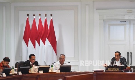 KLHK telah mengantongi nama perusahaan yang bertanggung jawab atas eks galian tambang di ibu kota baru. Foto: Presiden Joko Widodo (kanan) memimpin rapat presentasi desain ibu kota negara baru disaksikan Menteri PPN/Kepala Bappenas Suharso Monoarfa (kiri), Menteri PUPR Basuki Hadimuljono (kedua kanan) dan Mendagri Tito Karnavian (kedua kiri) di Kantor Presiden, Jakarta, Jumat (20/12/2019).