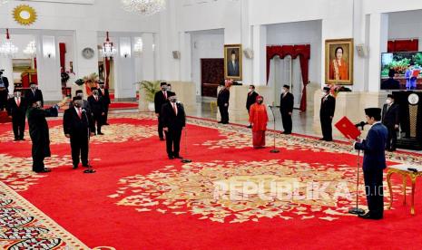 Presiden Joko Widodo (kanan) memimpin upacara pelantikan menteri Kabinet Indonesia Maju di Istana Negara Jakarta, Rabu (23/12/2020). Presiden melantik enam menteri untuk menggantikan posisi menteri lama (reshuffle) dan lima wakil menteri, diantaranya Tri Rismaharini sebagai Menteri Sosial, Sakti Wahyu Trenggono sebagai Menteri Kelautan dan Perikanan, Yaqut Cholil Qoumas sebagai Menteri Agama, Budi Gunadi Sadikin sebagai Menteri Kesehatan, Sandiaga Salahudin Uno sebagai Menteri Pariwisata dan Ekonomi Kreatif serta M Lutfi sebagai Menteri Perdagangan.