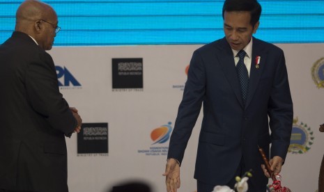 Presiden Joko Widodo (kanan) mempersilakan Presiden Afrika Selatan Jacob Zuma (kiri) saat membuka acara Business Summit dalam rangkaian KTT IORA ke-20 tahun 2017 di Jakarta Convention Center, Jakarta, Senin (6/3).