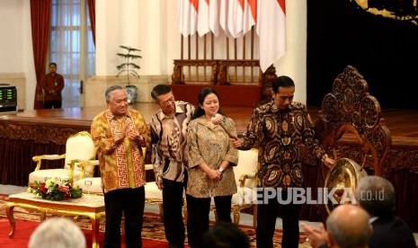 Presiden Joko Widodo (kanan) memukul gong didampingi Ketua CDCC Din Syamsuddin (dari kiri), Pendiri dan Ketua Cheng Ho Multicultural and Education Trust, Malaysia, Tan Sri Lee Kim Yew , dan Menko PMK Puan Maharani pada pembukaan World Peace Forum ke-6 oleh