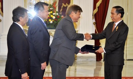 Presiden Joko Widodo menerima delegasi FIFA dan AFC di Istana Merdeka, Jakarta, Senin (2/11).   (Antara/Yudhi Mahatma)