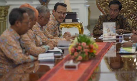 Presiden Joko Widodo (kanan) menerima Dirut BPJS Kesehatan Fachmi Idris (kedua kanan) dan dewan direksi lainnya di Istana Merdeka, Jakarta, Jumat (20/11).