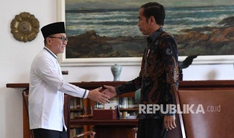 Presiden Joko Widodo (kanan) menerima kedatangan Ketua Umum PAN Zulkifli Hasan (kiri). 