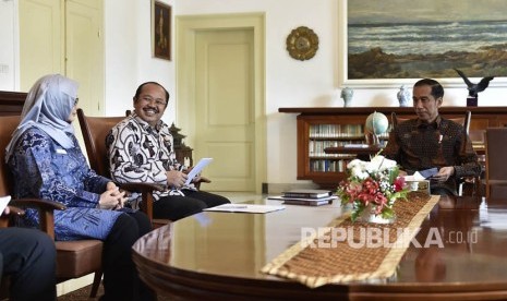 Presiden Joko Widodo (kanan) menerima Ketua Ombudsman Amzulian Rifai (kedua kiri) dan Wakil Ketua Ombudsman Lely Pelitasari Soebekty (kiri) di Ruang Kerja Presiden, Istana Kepresidenan Bogor, Jawa Barat, Kamis (7/12).