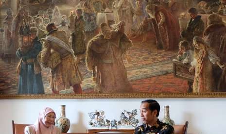 President Joko Widodo (right) receives Malaysian Deputy Prime Minister Dato Seri Wan Azizah Wan Ismail at Bogor Palace, West Java, Tuesday (Oct 9).