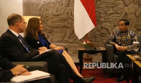 Presiden Joko Widodo (kanan) menerima kunjungan kehormatan Ketua Bersama Yayasan Bill and Melinda Gates, Melinda Gates (kedua kiri) dan rombongan di sela-sela Pertemuan Tahunan IMF - World Bank Group 2018 di Bali Nusa Dua Convention Center, Nusa Dua, Bali, Jumat (12/10). 