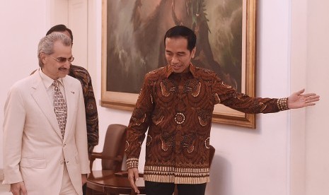 Presiden Joko Widodo (kanan) menerima kunjungan kehormatan Pangeran Kerajaan Arab Saudi Pangeran Alwaleed Bin Talal Bin Abdulaziz Alsaud (kiri) di Istana Kepresidenan Bogor, Jawa Barat, Minggu (22/5). 