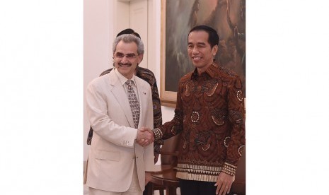 Presiden Joko Widodo (kanan) menerima kunjungan kehormatan Pangeran Kerajaan Arab Saudi Pangeran Alwaleed Bin Talal Bin Abdulaziz Alsaud (kiri) di Istana Kepresidenan Bogor, Jawa Barat, Minggu (22/5). 