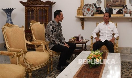 Presiden Joko Widodo (kanan) menerima kunjungan Komandan Komando Satuan Tugas Bersama (Kogasma) Partai Demokrat Agus Harimurti Yudhoyono (AHY) di Istana Merdeka, Jakarta, Kamis (2/5/2019).