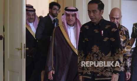 President Joko Widodo (right) receives Saudi Foreign Minister Adel al-Jubeir (third left) at Bogor Palace, West Java, Monday (Oct 22). 