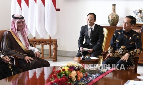 Presiden Joko Widodo (kanan) menerima kunjungan Menteri Luar Negeri Arab Saudi Adel al-Jubeir (kiri) di Istana Bogor, Jawa Barat, Senin (22/10/2018).