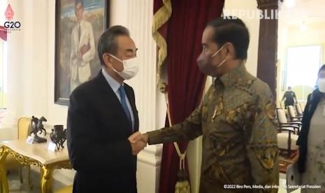 Presiden Joko Widodo (kanan) menerima kunjungan Menteri Luar Negeri China di Jakarta, Senin (11/7/2022).