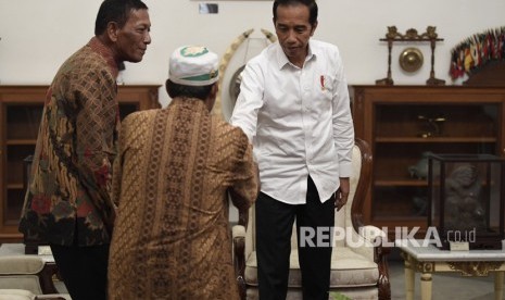 Presiden Joko Widodo (kanan) menerima pedagang kaki lima yang menjadi korban penjarahan saat aksi 22 Mei, Abdul dan Ismail di Istana Merdeka, Jakarta, Jumat (24/5/19). 