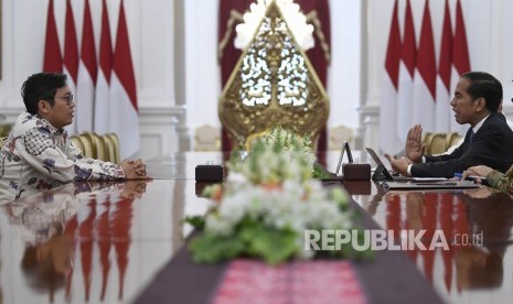 Presiden Joko Widodo (kanan) menerima pendiri sekaligus CEO Bukalapak.com Achmad Zaky (kiri) di Istana Merdeka, Jakarta, Sabtu (16/2/2019). 