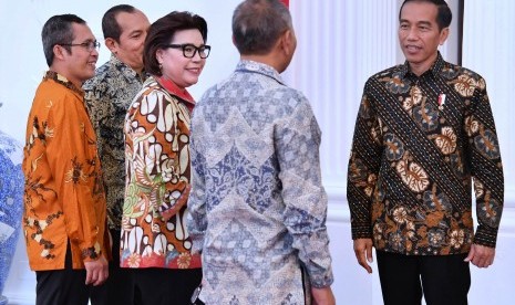 Presiden Joko Widodo (kanan) menerima pimpinan Komisi Pemberantasan Korupsi (KPK) Agus Rahardjo (kedua kanan), Basaria Panjaitan (tengah), Saut Situmorang (kedua kiri), dan Alexander Marwata (kiri) di Istana Merdeka, Jakarta, Jumat (5/5). 