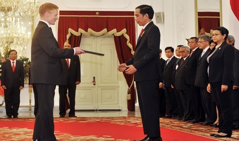 Presiden Joko Widodo (kanan) menerima surat kepercayaan dari Duta Besar Luar Biasa dan Berkuasa Penuh (LBBP) Uni Eropa Vincent Guerrend (kiri) di Istana Merdeka, Jakarta, Jumat (13/11).