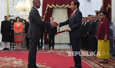 Presiden Joko Widodo (kanan) menerima surat kepercayaan Duta Besar Luar Biasa dan Berkuasa Penuh (LBBP) Republik Kooperatif Guyana untuk Indonesia David Goldwin Pollard (kiri) di Istana Merdeka, Jakarta, Senin (13/8). 