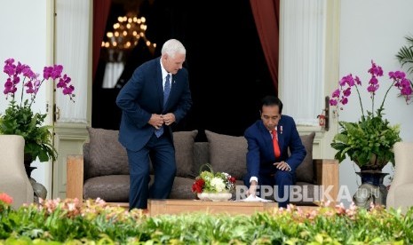 President Joko Widodo (right) was talking to U.S. Vice President Mike Pence in Merdeka Palace veranda, Jakarta, Thursday (April 20).