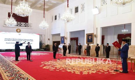 Presiden Joko Widodo (kanan) mengambil sumpah jabatan pelantikan menteri Kabinet Indonesia Maju sisa masa jabatan periode 2019-2024 dan kepala lembaga pemerintah non kementerian di Istana Negara, Jakarta, Rabu (28/4/2021). Presiden resmi melantik Bahlil Lahadalia sebagai Menteri Investasi/Kepala BKPM, Nadiem Makarim sebagai Menteri Pendidikan Kebudayaan Riset dan Teknologi serta Laksana Tri Handoko sebagai Kepala BRIN. 