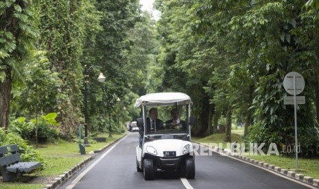 Presiden Joko Widodo (kanan) mengemudikan golf cart bersama Perdana Menteri Denmark Lars Lokke Rasmussen berkeliling Kebun Raya Bogor usai acara penyambutan di Istana Bogor, Bogor, Jawa Barat, Selasa (28/11).