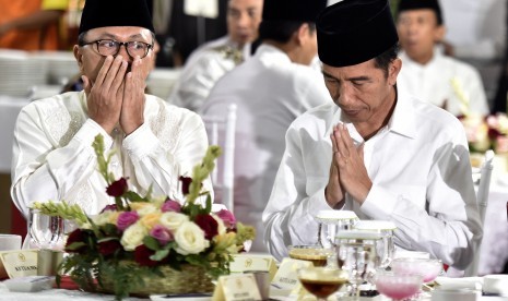 Presiden Joko Widodo (kanan) menghadiri acara buka puasa bersama di rumah dinas Ketua MPR Zulkifli Hasan (kiri), Jakarta, Jumat (2/6). 