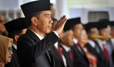 Presiden Joko Widodo (kanan) menghormat saat pengibaran Bendera Merah Putih dalam Upacara Peringatan Detik-detik Proklamasi 17 Agustus di Halaman Istana Merdeka, Jakarta, Senin (17/8). Seluruh rakyat Indonesia memperingati HUT ke-70 Kemerdekaan RI. 