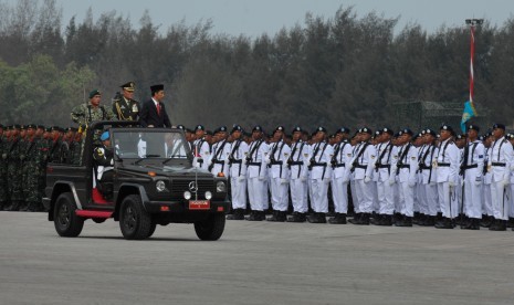 Presiden Joko Widodo (kanan) menginspeksi pasukan pada Upacara HUT TNI ke-70 di Pelabuhan Indah Kiat Merak, Banten, Senin (5/10).