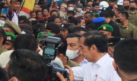 Presiden Joko Widodo (kanan) mengunjungi Pasar Ngrimase Olilit, Tanimbar Selatan, Kabupaten Kepulauan Tanimbar, Maluku, Jumat (2/9/2022). Dalam kunjungannya presiden menyerahkan bantuan sosial kepada para pedagang dan masyarakat penerima manfaat.