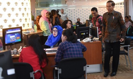 Presiden Joko Widodo (kanan) meninjau layanan konsultasi Online Single Submission (OSS) BKPM di PTSP BKPM Jakarta, Senin (14/1). Di tengah Covid-19 atau corona, Badan Koordinasi Penanaman Modal (BKPM) menyatakan, optimisme pelaku usaha pada kuartal pertama 2020 terpantau masih terjaga. Dari data yang dicatat oleh BKPM melalui sistem Online Single Submission (OSS), jumlah pemohon Usaha Menengah Kecil (UMK) sejak Januari 2020 tetap konsisten. 