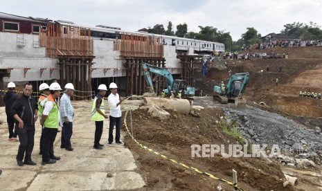 Presiden Joko Widodo (kanan) meninjau proyek pembangunan tol Bogor-Ciawi-Sukabumi (Bocimi) di Cigombong, Kabupaten Sukabumi, Jawa Barat, Minggu (8/4).