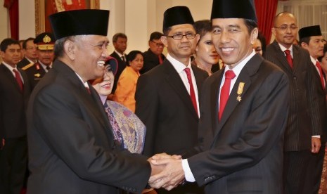  Presiden Joko Widodo (kanan) menyalami Ketua KPK Agus Rahardjo (kiri) usai pengucapan sumpah jabatan di Istana Negara, Jakarta, Senin (21/12).  (Antara/Yudhi Mahatma)