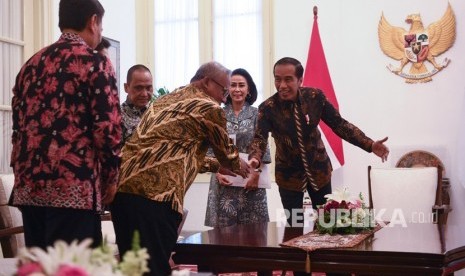 Presiden Joko WIdodo (kanan) menyalami panitia seleksi (pansel) calon pimpinan (capim) KPK disaksikan Ketua Pansel Yeti Garnasih (kedua kanan) di Istana Merdeka Jakarta, Senin (2/9/2019).