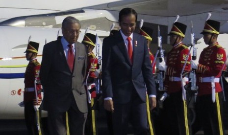 Presiden Joko Widodo (kanan) menyambut kedatangan Perdana Menteri Malaysia Mahathir Mohamad di bandara Halim Perdanakusuma, Jakarta, Kamis (28/6).