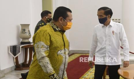 Presiden Joko Widodo (kanan) menyambut Ketua MPR Bambang Soesatyo (kiri) saat pertemuan di Istana Bogor, Jawa Barat, Rabu (8/7/2020). Pertemuan tersebut membahas sejumlah isu-isu kebangsaan.