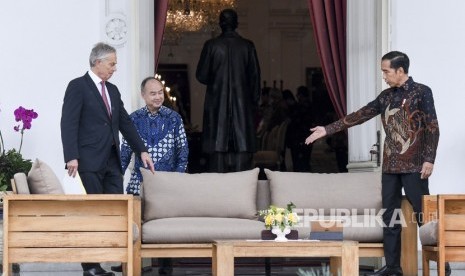 Presiden Joko Widodo (kanan) menyambut kunjungan mantan Perdana Menteri Inggris yang juga Executive Chairman Institute for Global Change Tony Blair (kiri) dan CEO SoftBank Masayoshi Son di Istana Merdeka, Jakarta, Jumat (28/2/2020). 