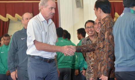 Presiden Joko Widodo (kanan) menyambut Pelatih Tim Nasional Sepakbola Indonesia Piala AFF Alfred Riedl (kiri) saat dijamu di Istana Merdeka, Jakarta, Senin (19/12).