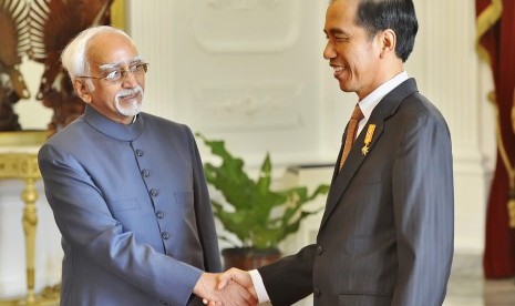 Presiden Joko Widodo (kanan) menyambut Wakil Presiden India Mohammad Hamid Ansari (kiri) saat kunjungan diplomatik di Istana Merdeka, Jakarta, Senin (2/11). 