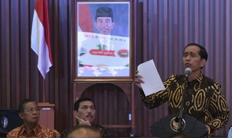 Presiden Joko Widodo (kanan) 