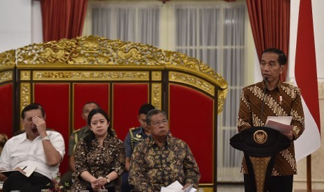 Presiden Joko Widodo (kanan) menyampaikan arahan dalam sidang kabinet paripurna di Istana Negara, Jakarta, Rabu (15/3). 