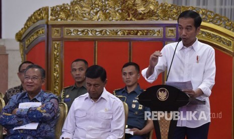 Presiden Joko Widodo (kanan) 