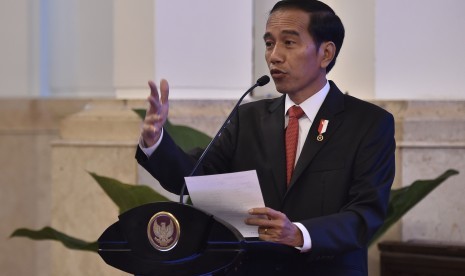 Presiden Joko Widodo (kanan) menyampaikan arahan saat pembukaan Executive Leadership Program bagi Direksi BUMN di Istana Negara, Jakarta, Rabu (25/1).