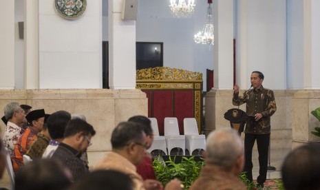 Presiden Joko Widodo (kanan) menyampaikan pengarahan kepada gubernur, bupati, dan wali kota seluruh Indonesia, di Istana Negara, Jakarta, Selasa (24/10). 