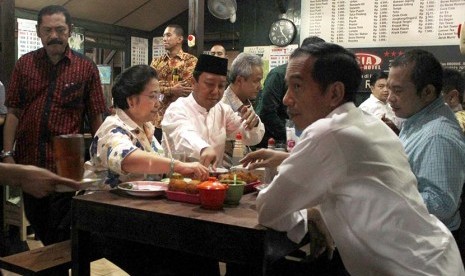 Presiden Joko Widodo ( kanan) menyantap soto bersama pimpinan KIH (Koalisi Indonesia Hebat) di Soto Gading, Solo, Jateng, Sabtu (14/2). 