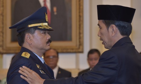 Presiden Joko Widodo (kanan) menyematkan tanda jabatan kepada Marsekal Madya (Marsdya) Hadi Tjahjanto saat pelantikan Kepala Staf TNI Angkatan Udara (KSAU) di Istana Negara, Jakarta, Rabu (18/1).