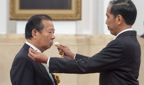  President Joko Widodo (Jokowi) awarded 'Bintang Jasa Utama' medal to Chairman of Japanese Parliamentary League, Toshihiro Nikai