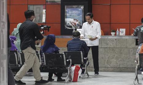 Presiden Joko Widodo (kanan) menyerahkan Bantuan Sosial (Bansos) kepada masyarakat di Kantor Pos Cabang Utama Bandung, Jawa Barat, Kamis (13/10/2022). Dalam kegiatan tersebut Presiden menyalurkan Bantuan Subsidi Upah (BSU), Bantuan Langsung Tunai dampak kenaikan harga BBM (BLT BBM) dan Bantuan Presiden serta menyampaikan sejauh ini BSU sudah tersalurkan kepada 8,4 juta orang dari 14,6 juta orang sedangkan untuk BLT BBM sudah hampir rampung 100 persen. 