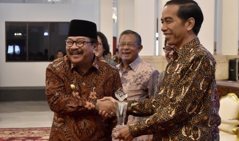 Presiden Joko Widodo (kanan) dan Gubernur Jawa Timur Soekarwo (kiri) 