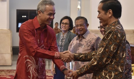 Gubernur Jawa Tengah Ganjar Pranowo (kiri) 